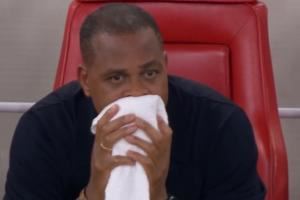 气哭了？印尼主帅克鲁伊维特赛后怒砸椅子，不断擦脸眼眶泛红