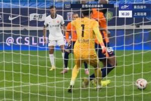 假摔！颜骏凌出击兰克尔-泽倒地，主裁看VAR后判定兰克尔-泽假摔