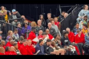 杨瀚森替补席不甘哭泣！美网友：更支持他了！球员有羞耻心是好事