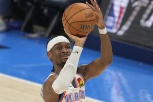 亚历山大赛季前两战一共命中27个运动战进球 33个罚球