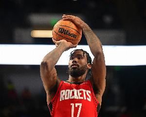 立功了！伊森抢断反击一条龙 起飞暴扣帮助球队扩大优势