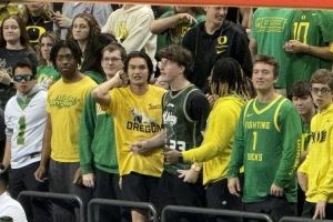 小吧现场直击|俄勒冈主场有很多林葳球迷 还有人穿着同曦球衣