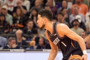 很不满！布克防守被撞倒遭无视 抱怨判罚被吹技术犯规图片